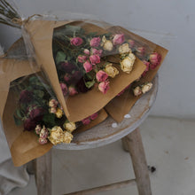 Load image into Gallery viewer, Dried spray mini roses (Mixed colours)