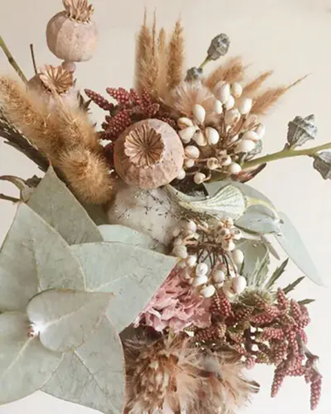 Can fresh and dried flowers be kept together:?